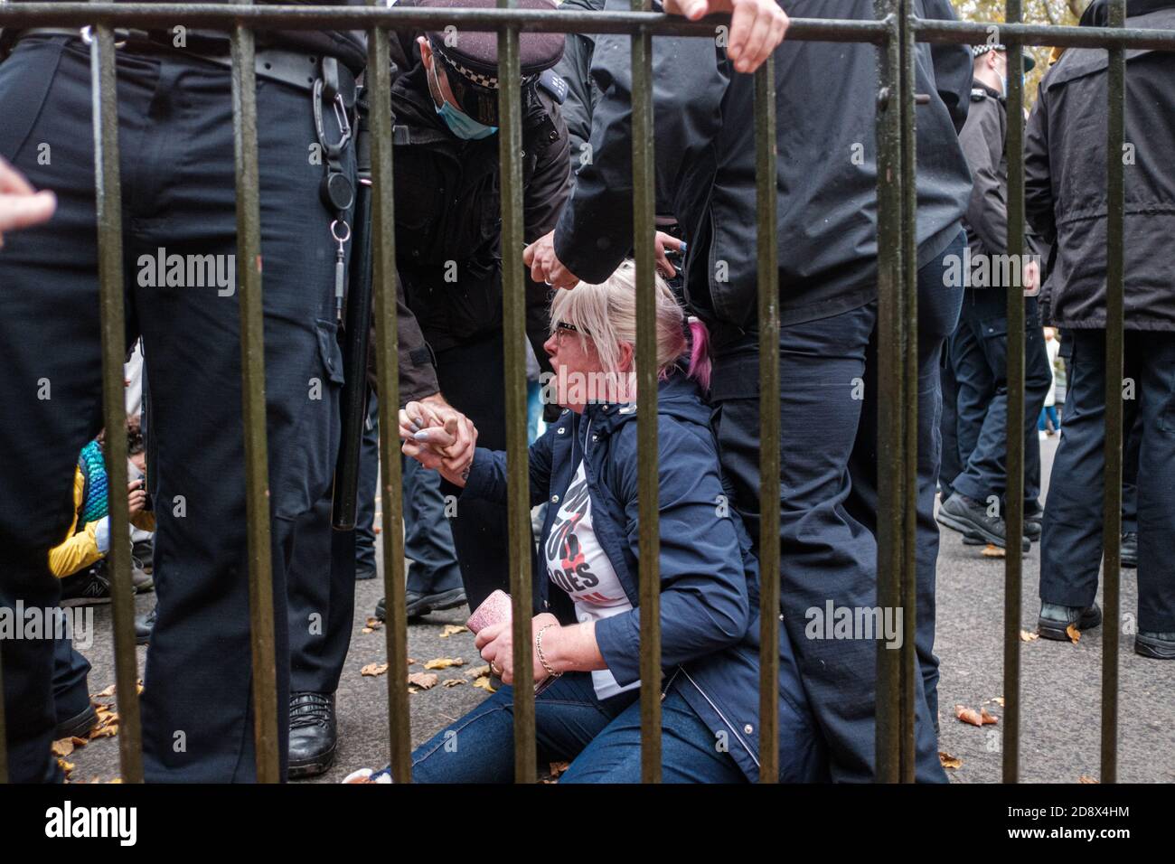 Tommy Robinson apparaît à l'hebdomadaire Speakers Corner à Hyde Park pour parler avec Hatun Tash après qu'elle ait été attaquée le mois dernier par un passant inconnu. Banque D'Images