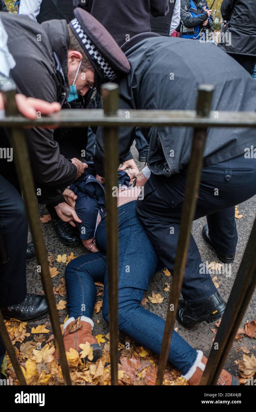 Tommy Robinson apparaît à l'hebdomadaire Speakers Corner à Hyde Park pour parler avec Hatun Tash après qu'elle ait été attaquée le mois dernier par un passant inconnu. Banque D'Images