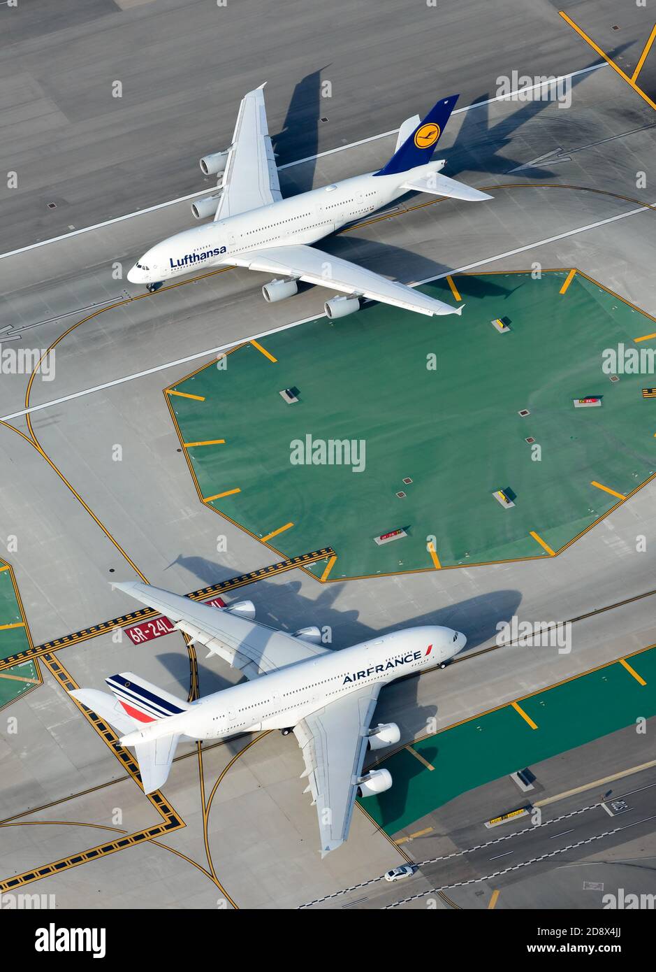 Airbus A380 de Lufthansa et Air France à l'aéroport de Los Angeles. A380 vue d'en haut. Vue aérienne des avions Airbus et des lignes de taxis. Banque D'Images