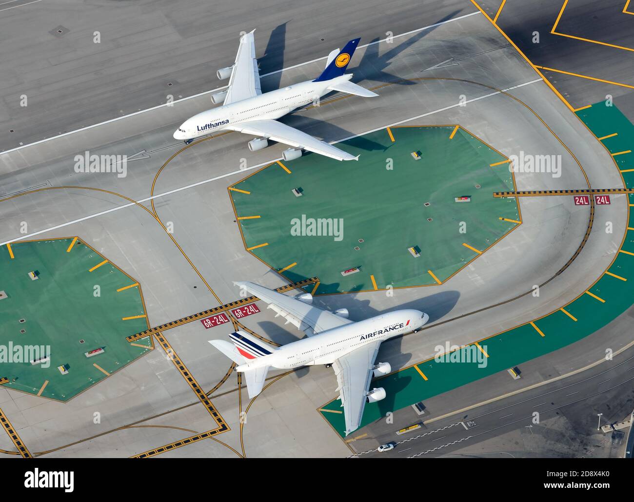 Airbus A380 de Lufthansa et Air France à l'aéroport de Los Angeles. A380 vue d'en haut. Vue aérienne des avions Airbus et des lignes de taxis. Banque D'Images