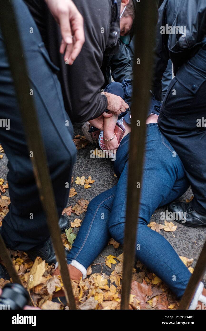 Tommy Robinson apparaît à l'hebdomadaire Speakers Corner à Hyde Park pour parler avec Hatun Tash après qu'elle ait été attaquée le mois dernier par un passant inconnu. Banque D'Images