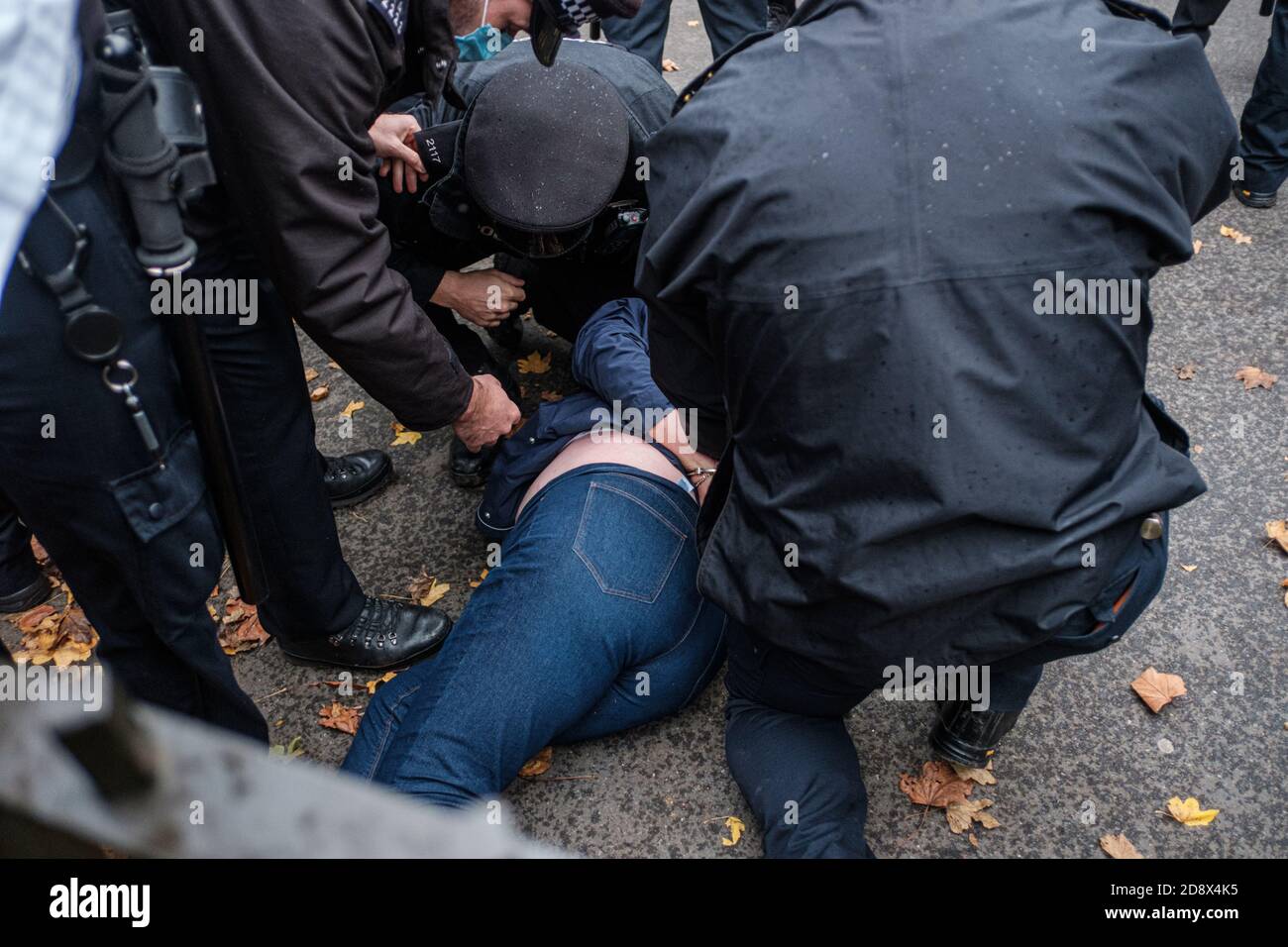 Tommy Robinson apparaît à l'hebdomadaire Speakers Corner à Hyde Park pour parler avec Hatun Tash après qu'elle ait été attaquée le mois dernier par un passant inconnu. Banque D'Images