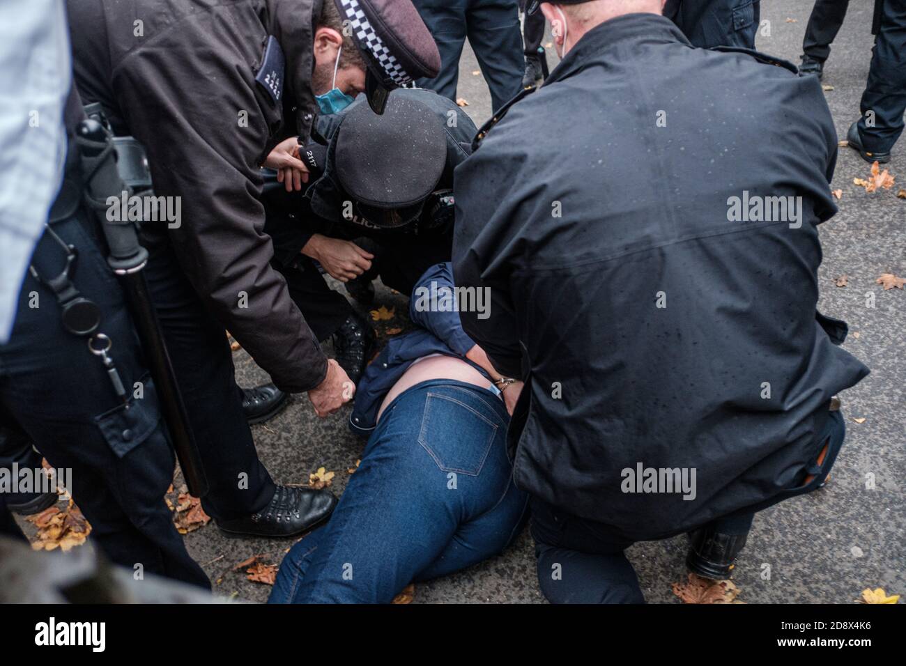 Tommy Robinson apparaît à l'hebdomadaire Speakers Corner à Hyde Park pour parler avec Hatun Tash après qu'elle ait été attaquée le mois dernier par un passant inconnu. Banque D'Images