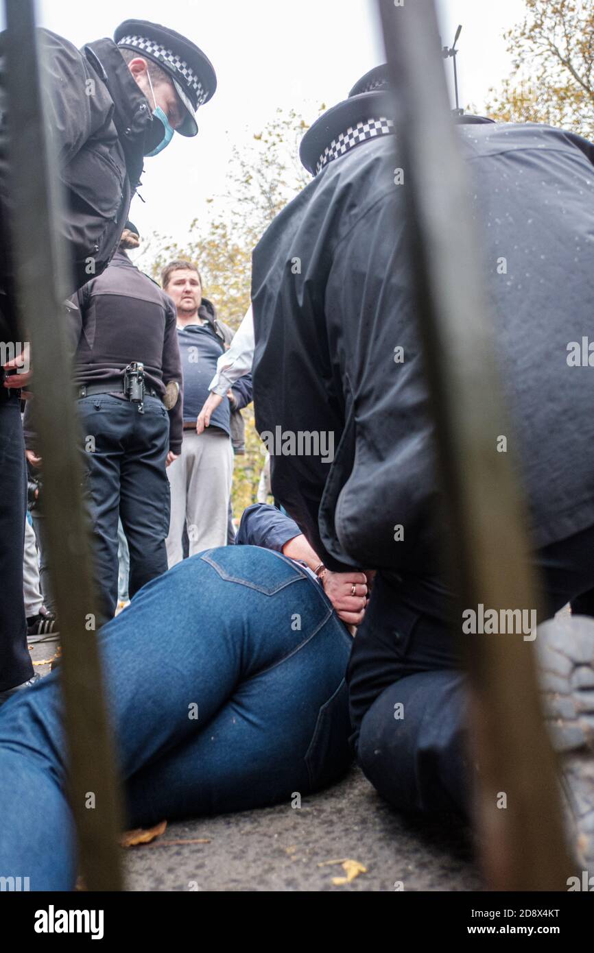 Tommy Robinson apparaît à l'hebdomadaire Speakers Corner à Hyde Park pour parler avec Hatun Tash après qu'elle ait été attaquée le mois dernier par un passant inconnu. Banque D'Images