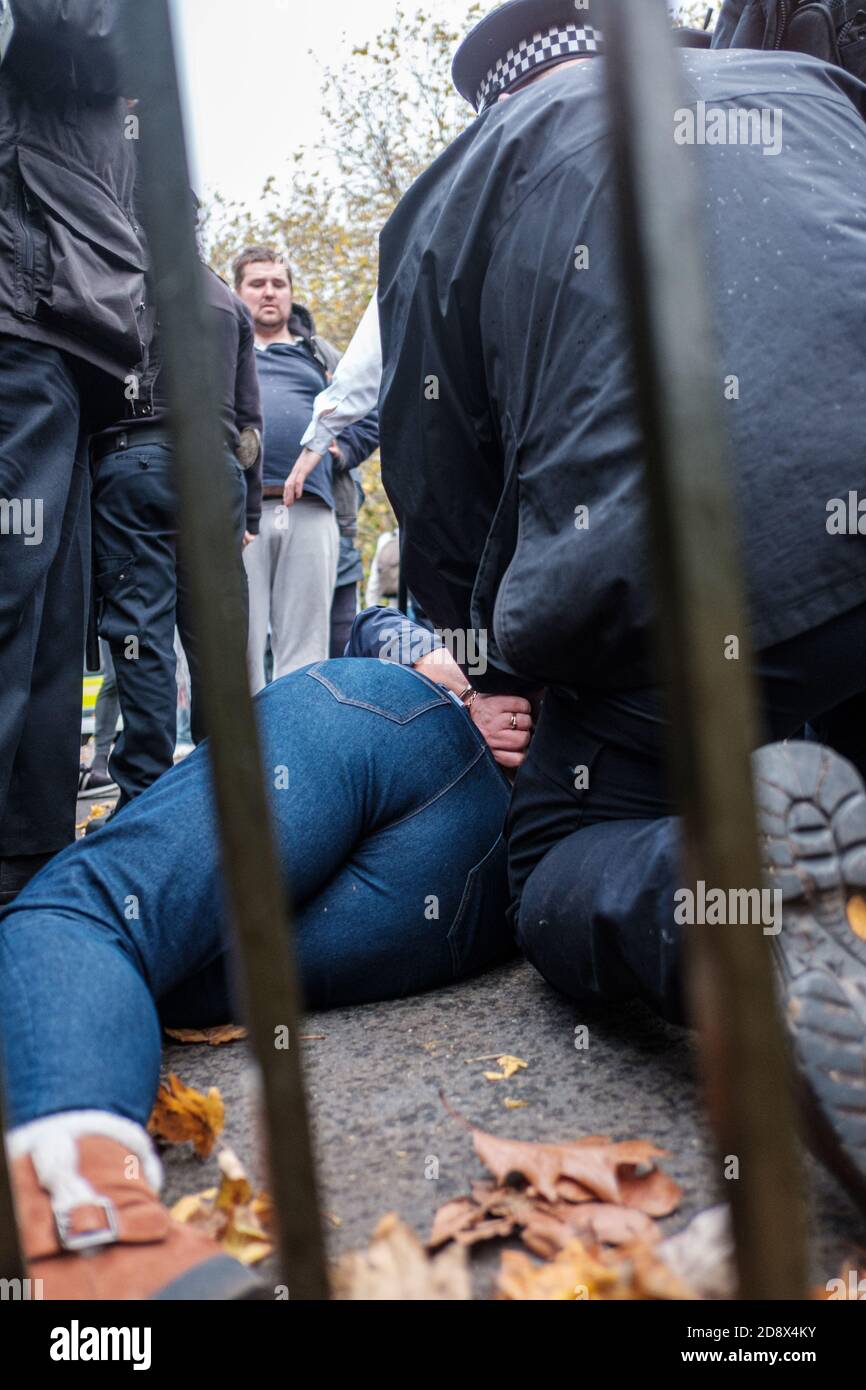 Tommy Robinson apparaît à l'hebdomadaire Speakers Corner à Hyde Park pour parler avec Hatun Tash après qu'elle ait été attaquée le mois dernier par un passant inconnu. Banque D'Images