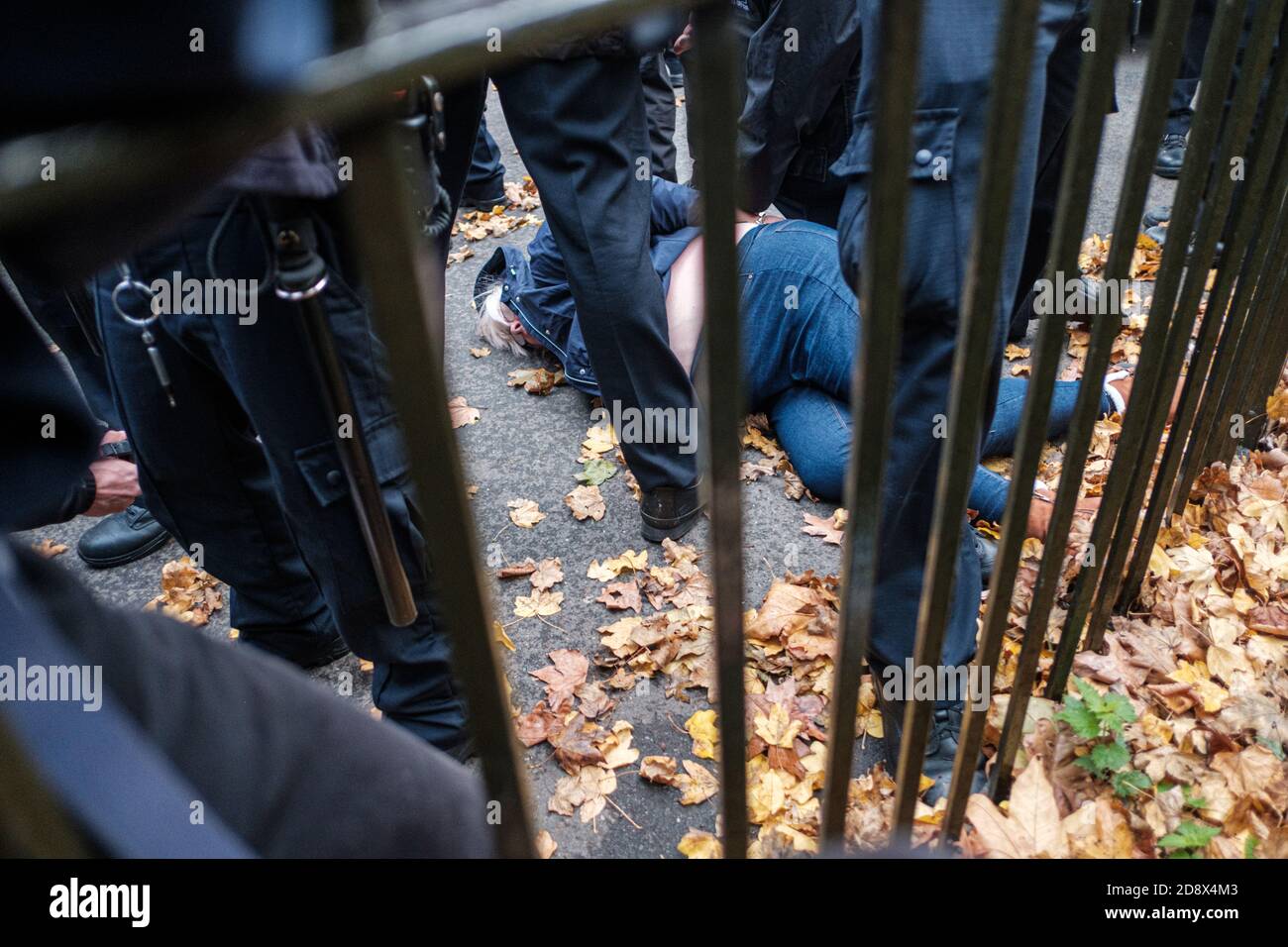 Tommy Robinson apparaît à l'hebdomadaire Speakers Corner à Hyde Park pour parler avec Hatun Tash après qu'elle ait été attaquée le mois dernier par un passant inconnu. Banque D'Images