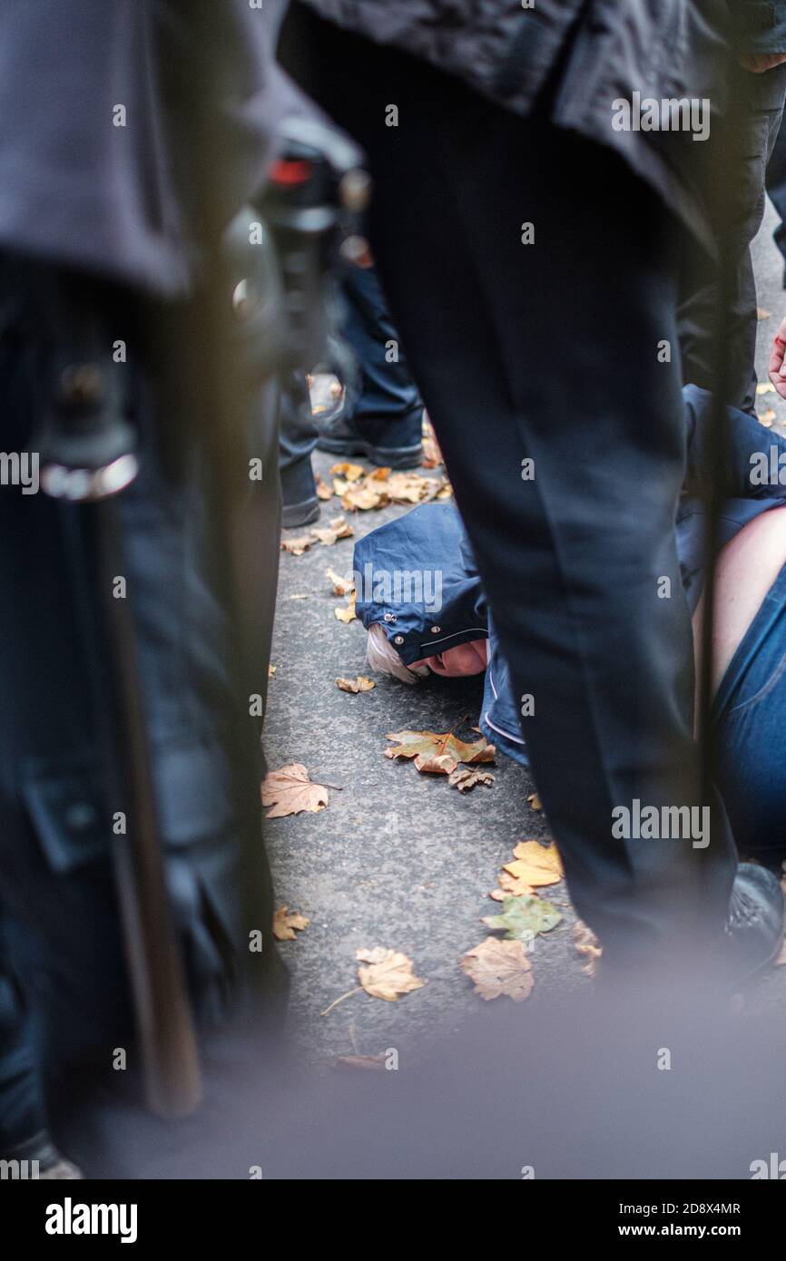 Tommy Robinson apparaît à l'hebdomadaire Speakers Corner à Hyde Park pour parler avec Hatun Tash après qu'elle ait été attaquée le mois dernier par un passant inconnu. Banque D'Images