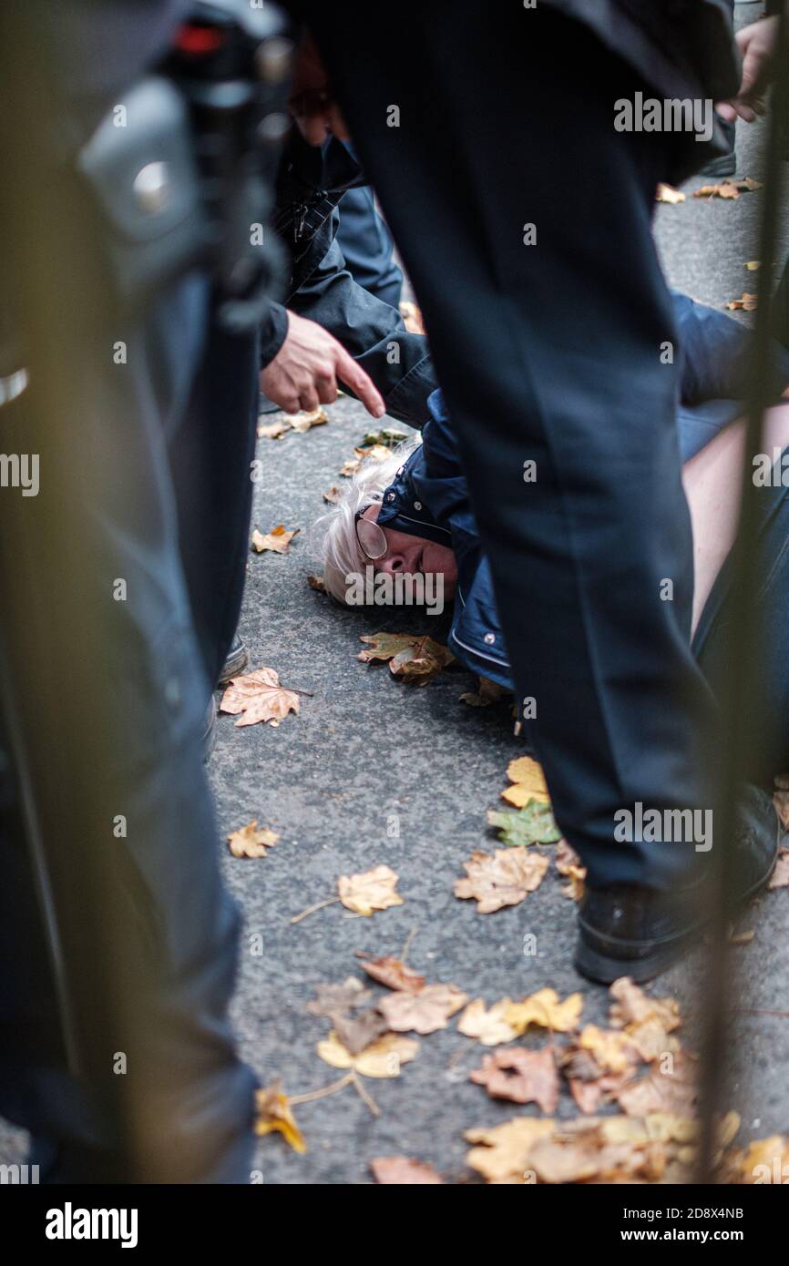 Tommy Robinson apparaît à l'hebdomadaire Speakers Corner à Hyde Park pour parler avec Hatun Tash après qu'elle ait été attaquée le mois dernier par un passant inconnu. Banque D'Images
