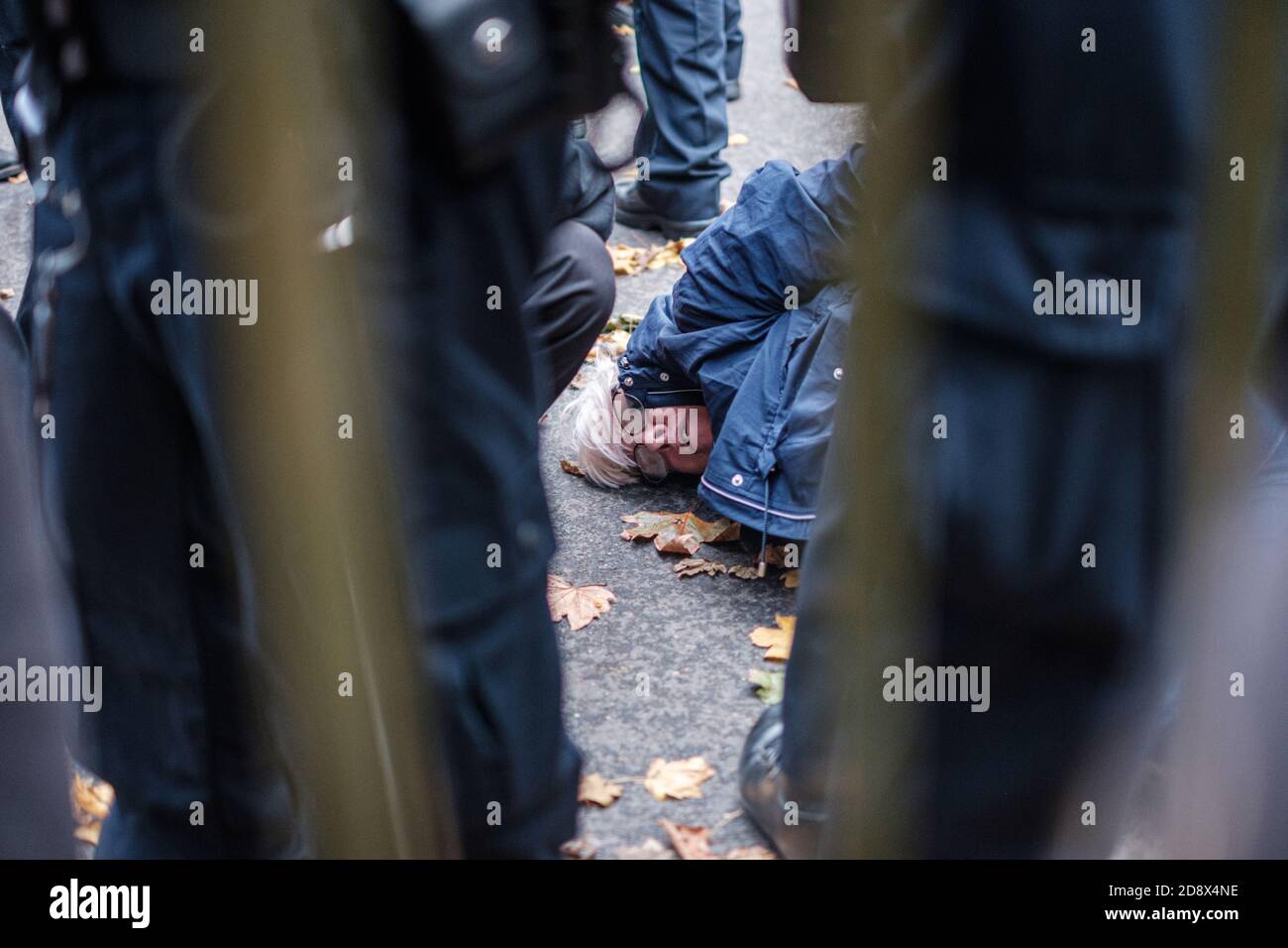 Tommy Robinson apparaît à l'hebdomadaire Speakers Corner à Hyde Park pour parler avec Hatun Tash après qu'elle ait été attaquée le mois dernier par un passant inconnu. Banque D'Images