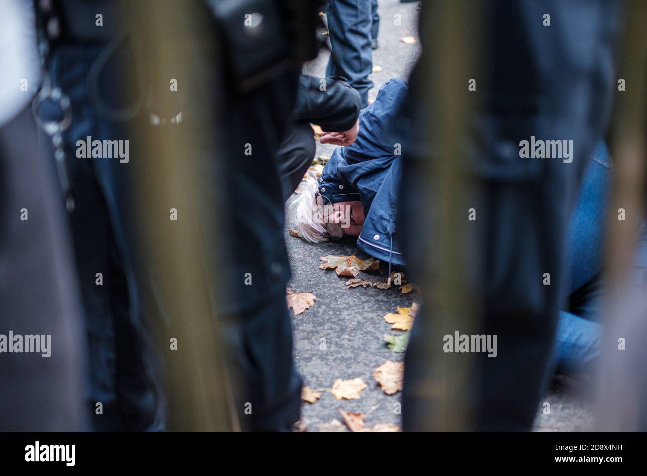 Tommy Robinson apparaît à l'hebdomadaire Speakers Corner à Hyde Park pour parler avec Hatun Tash après qu'elle ait été attaquée le mois dernier par un passant inconnu. Banque D'Images