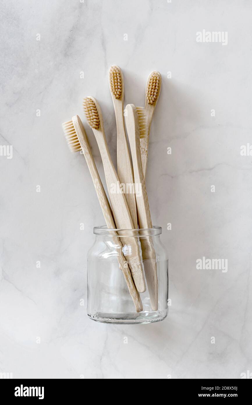 Composition avec brosses à dents en bambou biodégradables sur fond de marbre. Concept durable, zéro déchet, sans plastique, style de vie. Accessoires écologiques pour l'hygiène bucco-dentaire. Flat lay, vue de dessus. Banque D'Images