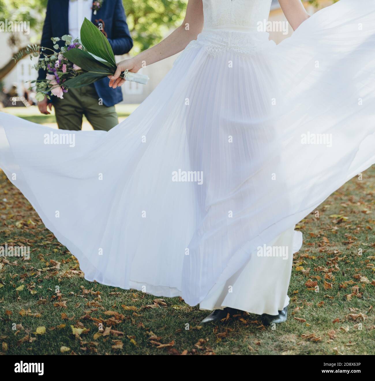 Couple de mariée se posant ensemble, mariée heureuse et marié. Banque D'Images Couple de mariée se posant ensemble, mariée heureuse et marié. Banque D'Images