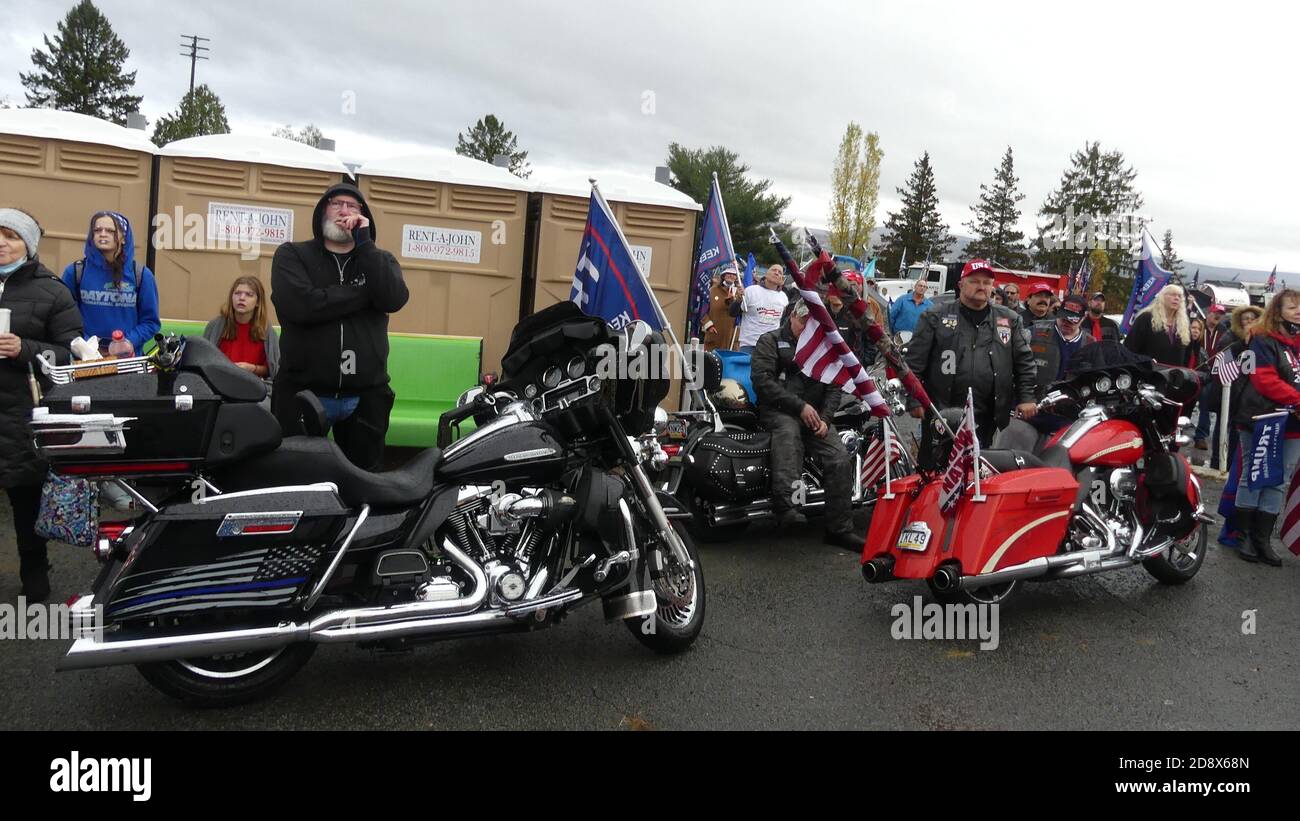 Pennsylvanie, États-Unis. 1er novembre 2020. (NOUVEAU) Bikers Stage énorme « TRUMP THUNDER » événement en soutien au président américain Donald Trump. 1er novembre 2020, Dickson City, Pennsylvanie, États-Unis : pendant des décennies, le mouvement américain de « Rolling Thunder » des vétérinaires vietnamiens et des motards « Bikers » a constitué un puissant lobby électoral. Aujourd'hui, un grand retinue de Bikers des États de Pennsylvanie, de New York et du New Jersey s'est réuni pour présenter « TRUMP THUNDER », en soutien à la candidature de Donald Trump pour un second mandat en tant que président des États-Unis en Pennsylvanie. Crédit : ZUMA Press, Inc./Alay Live News Banque D'Images