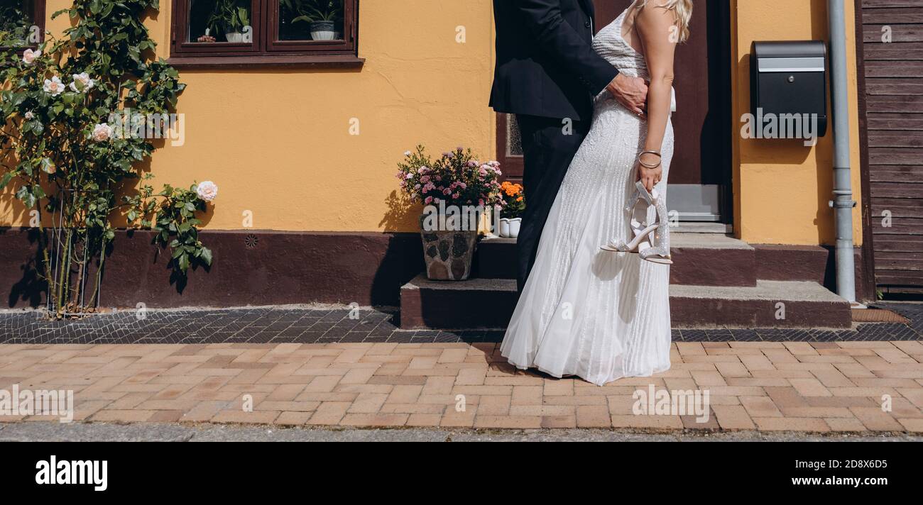 Couple de mariée tenant les mains et marchant ensemble, heureux mariée et marié. Banque D'Images Couple de mariée tenant les mains et marchant ensemble, heureux mariée et marié. Banque D'Images