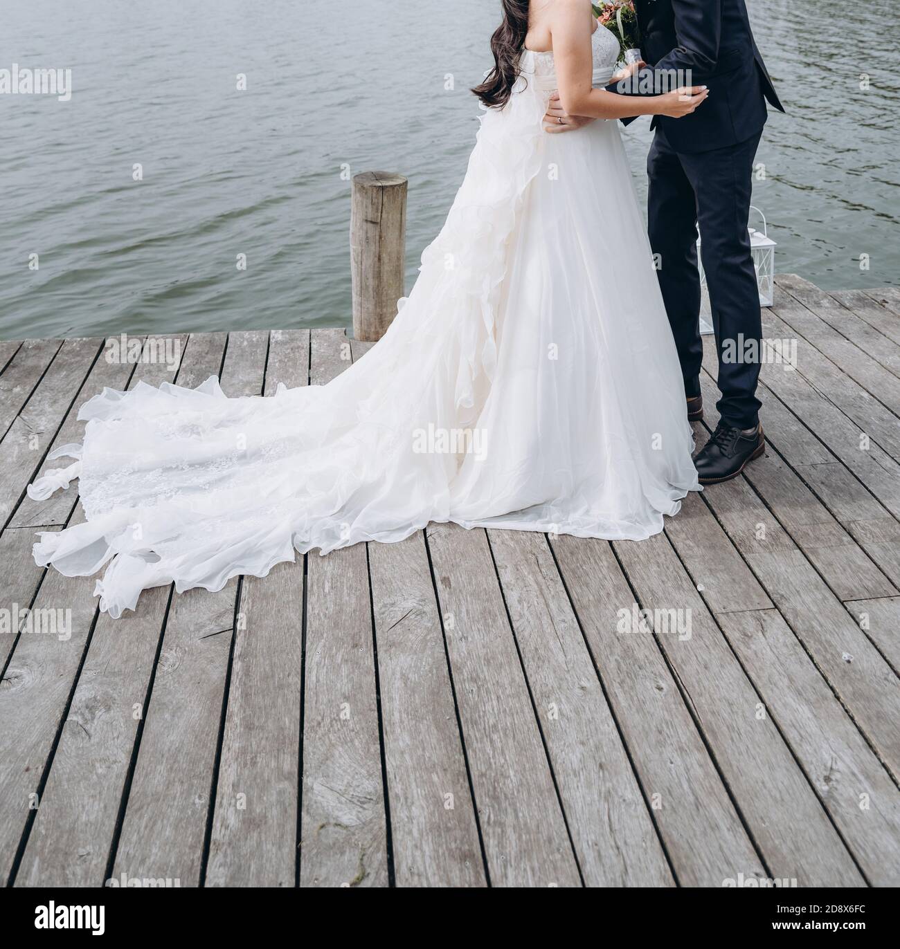 Couple de mariée célébrant ensemble le joyeux jour de mariage. Banque D'Images Couple de mariée célébrant ensemble le joyeux jour de mariage. Banque D'Images