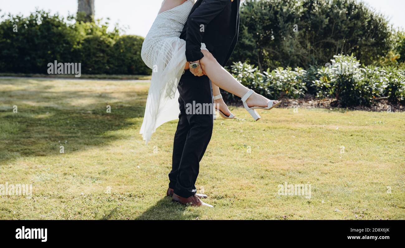 La mariée est sur le marié, couple de mariage ayant le plaisir ensemble. Banque D'Images La mariée est sur le marié, couple de mariage ayant le plaisir ensemble. Banque D'Images