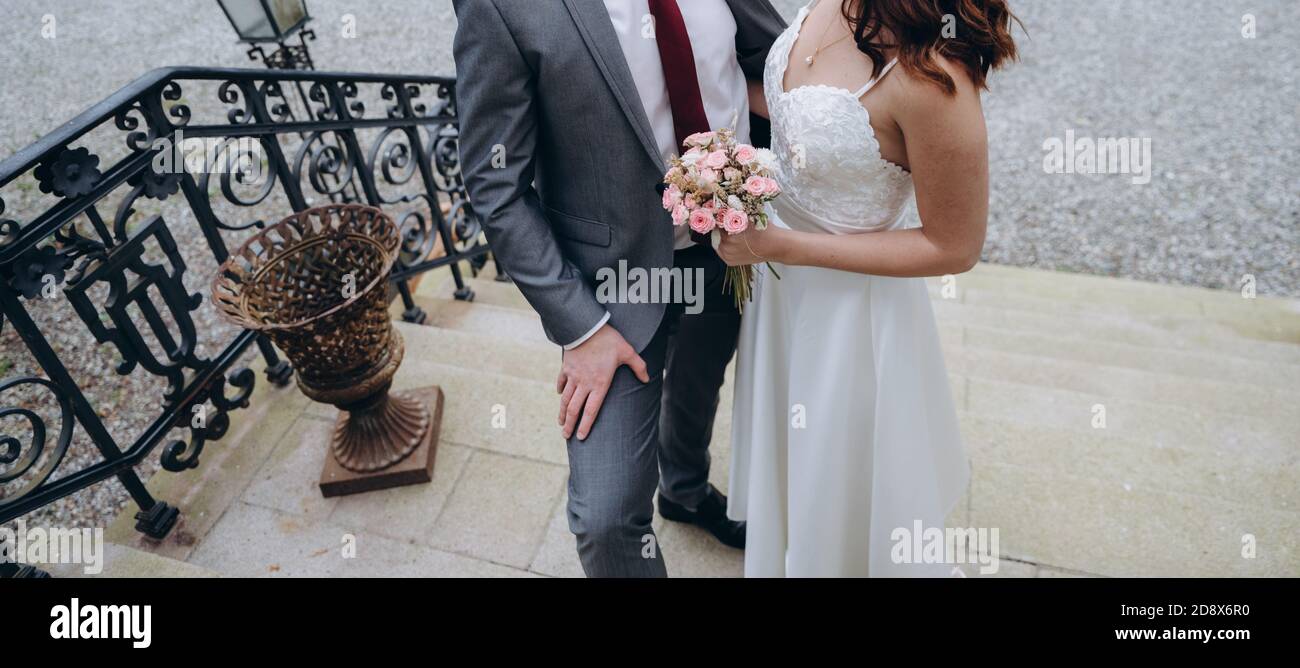 Mariage et marié élégants. Portrait de mariage des amoureux newlyweds. Banque D'Images Mariage et marié élégants. Portrait de mariage des amoureux newlyweds. Banque D'Images