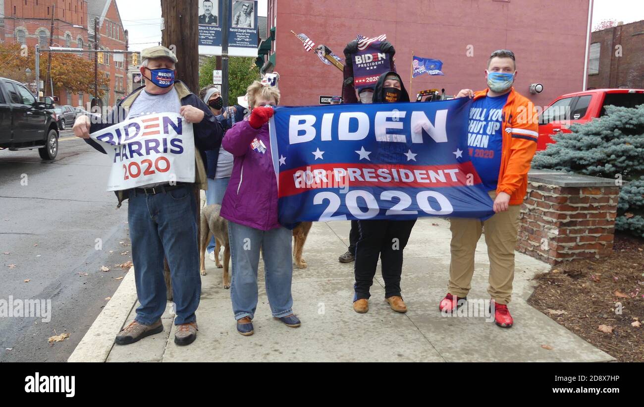 Pennsylvanie, États-Unis. 1er novembre 2020. (NOUVEAU) les partisans de Biden dans le nord-est de la Pennsylvanie lui donnent leur meilleur coup. 1 novembre 2020, Carbondale, PA, Etats-Unis: Une démonstration anémique, presque embarrassante par les partisans de Biden à Carbondale, PA aujourd'hui, a opposé des milliers de partisans de Trump dans les petites rues de villes de Pennsylvanie. Crédit : Julia Mineeva/Thenews2. Crédit : Julia Mineeva/TheNEWS2/ZUMA Wire/Alay Live News Banque D'Images