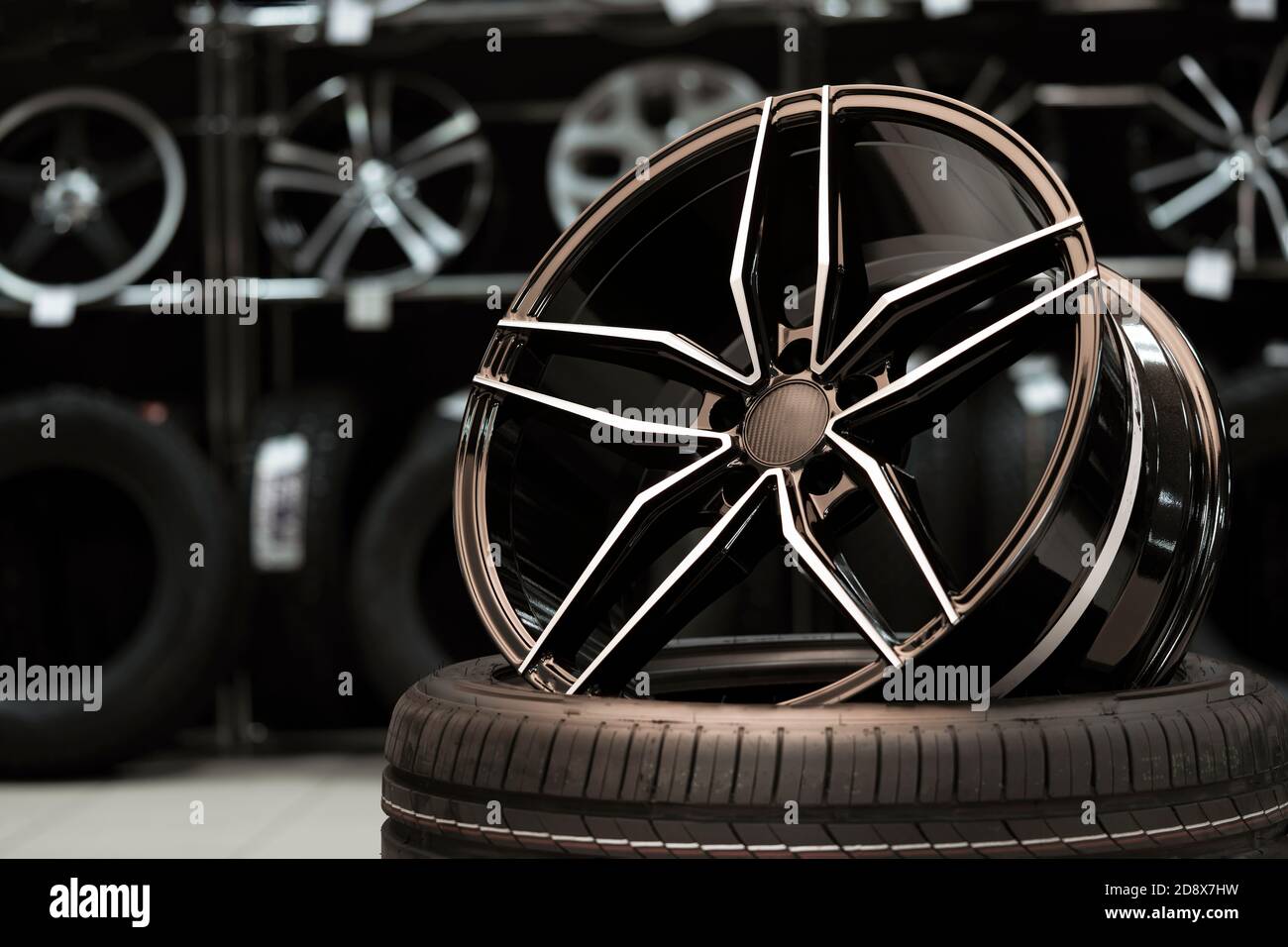 Roues sport légères en alliage sur le fond d'un magasin de pneus, gros plan Banque D'Images
