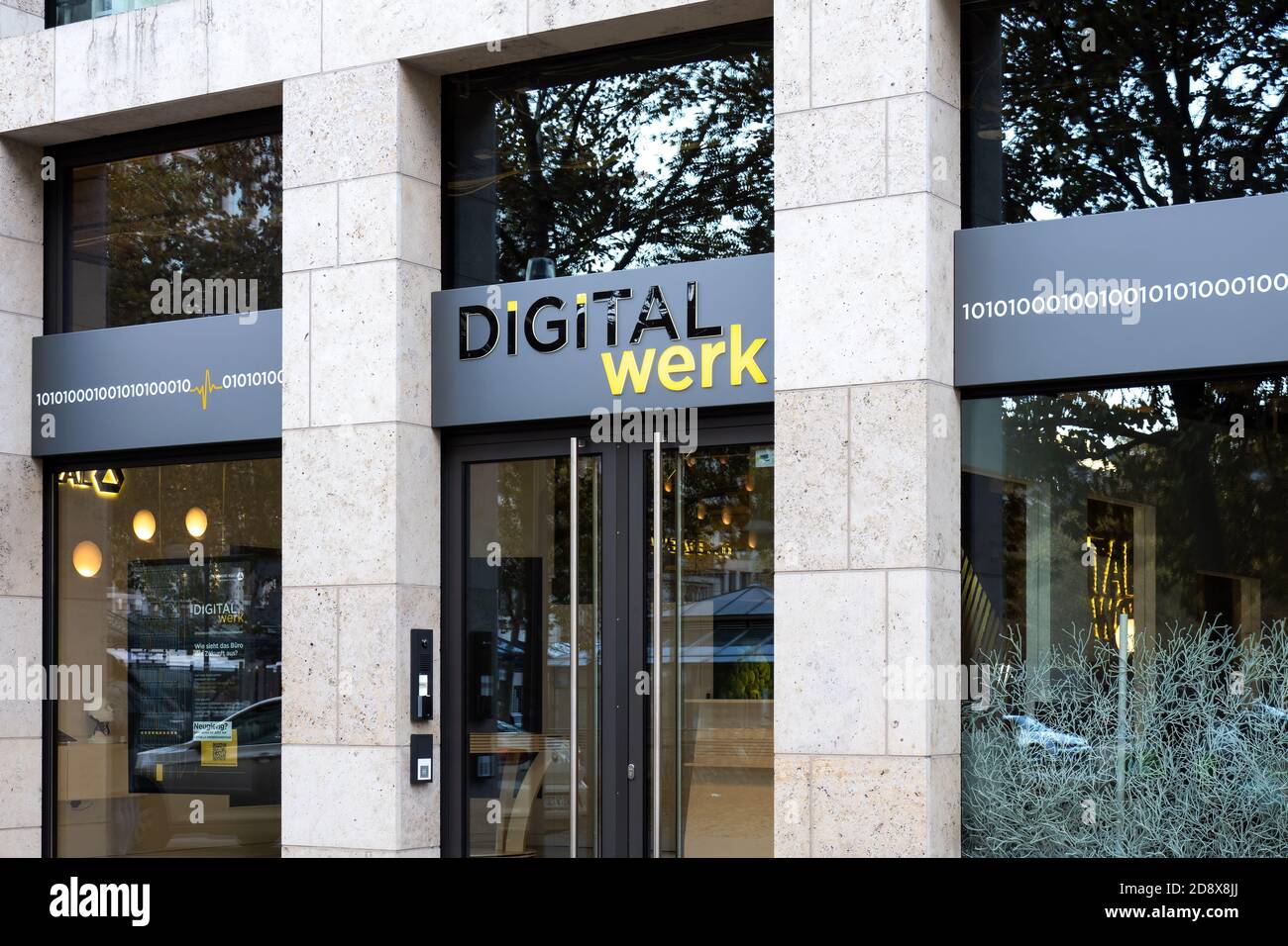 Façade avec logo de DigitalWerk. DigitalWerk-Commerz Real souhaite être le premier gestionnaire de ressources numériques en Allemagne. Banque D'Images