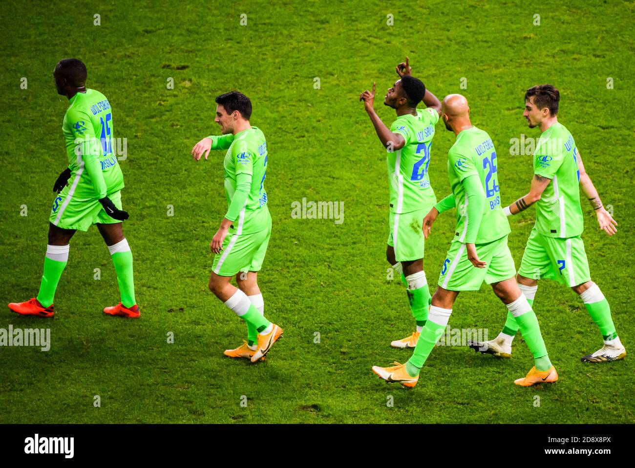 Berlin, Allemagne. 1er novembre 2020. Ridle Bakou (C) de Wolfsburg célèbre son score lors d'un match allemand de Bundesliga entre Hertha BSC et VfL Wolfsburg à Berlin, capitale de l'Allemagne, le 1er novembre 2020. Credit: Kevin Voigt/Xinhua/Alay Live News Banque D'Images