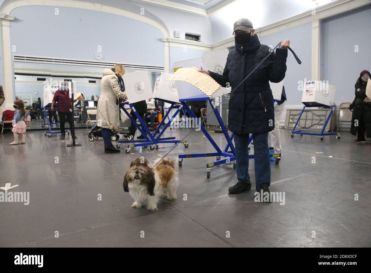 1 novembre 2020, New York, NY, Etats-Unis: 31 octobre 2020: Marion Green vote au Marymount Manhattan College, 221 E 71st Street NYC New York DAILY PUBLICATIONS OUT (Credit image: © Dan Herrick/ZUMA Wire) Banque D'Images