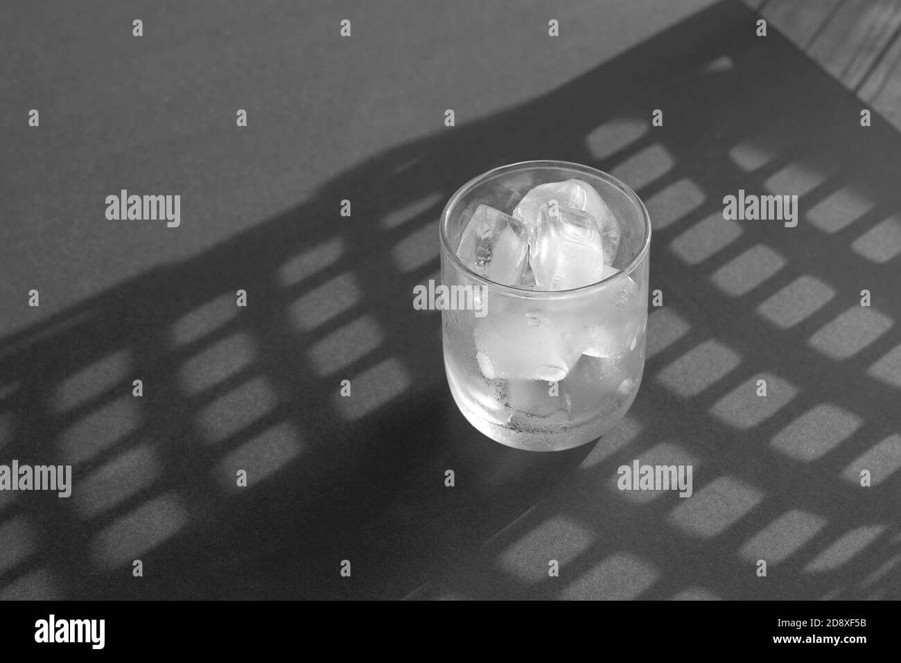 Glaçons dans un verre vide sur table noire. Copier l'espace. Banque D'Images