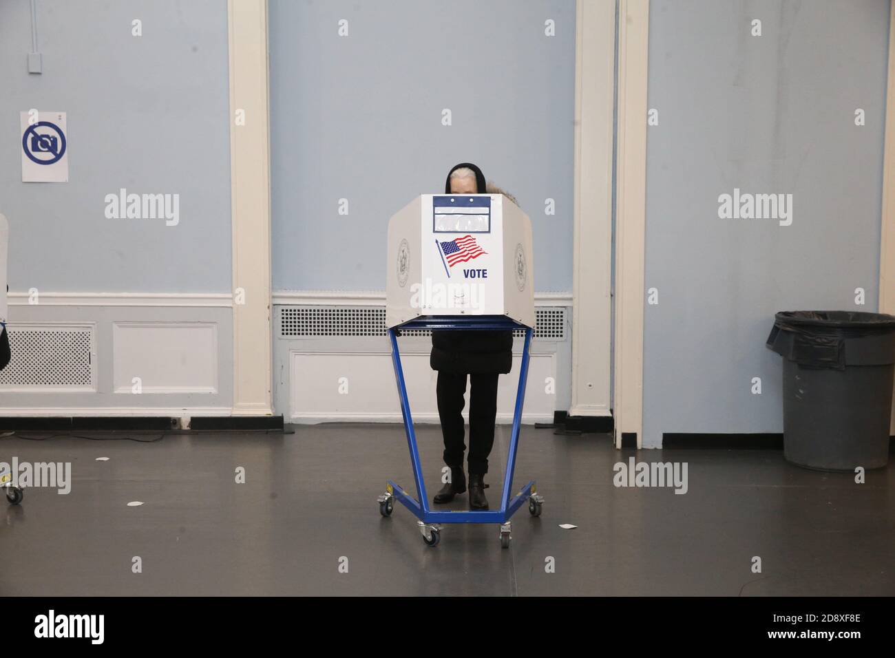 New York, NY, États-Unis. 1er novembre 2020. 31 octobre 2020: La scène aux sondages de vote à Marymount Manhattan College, 221 E 71st Street NYC New York PUBLICATIONS QUOTIDIENNES OUT Credit: DaN Herrick/ZUMA Wire/Alamy Live News Banque D'Images