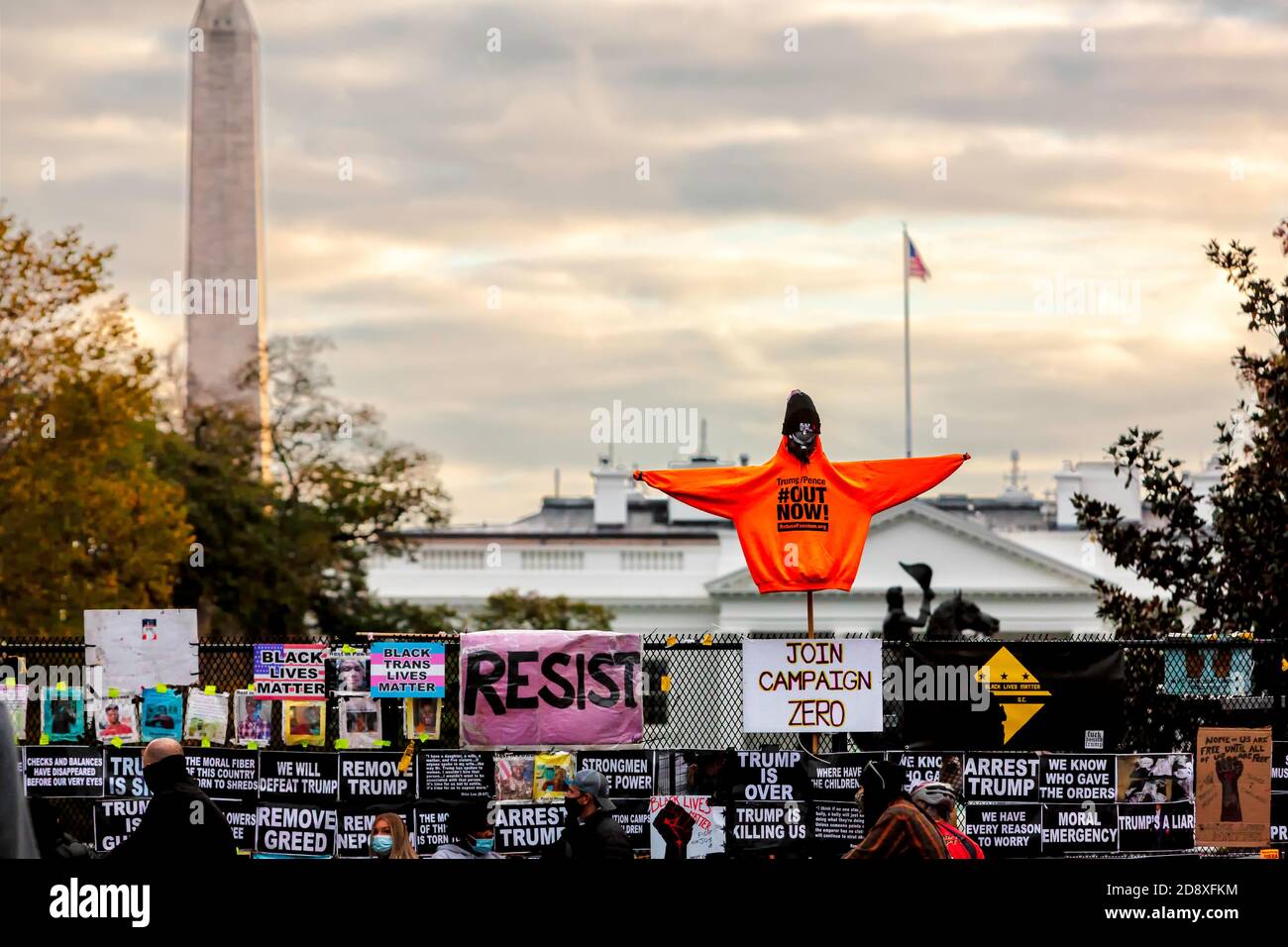 Un sweat-shirt orange de refus fasciste demande le retrait immédiat de Trump et de Pence du bureau de Lafayette Square et de la Maison Blanche, Washington, DC, USA Banque D'Images