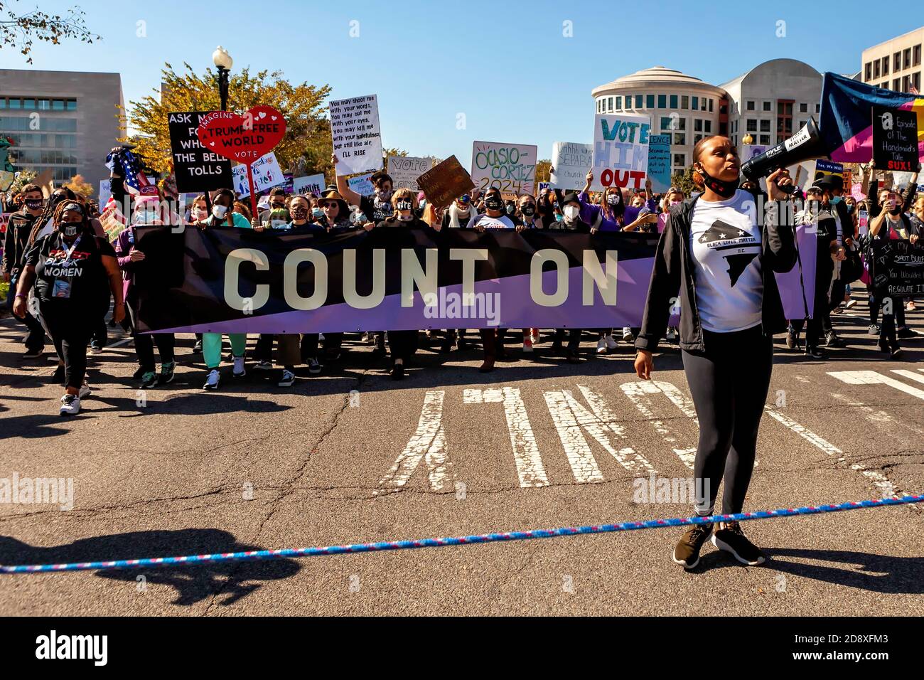 Un chef de file du mouvement anti-racisme de DC dirige des chants avant la bannière officielle de la Marche des femmes, Washington, DC, États-Unis Banque D'Images