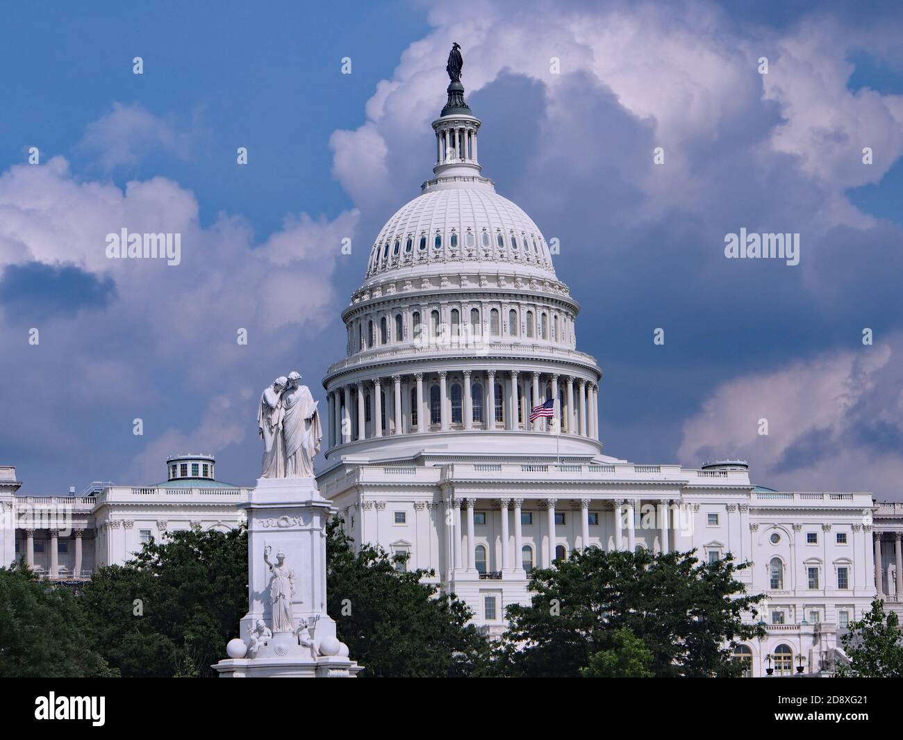 Bâtiment du Capitole des États-Unis à l'approche de nuages de tempête sombres Banque D'Images