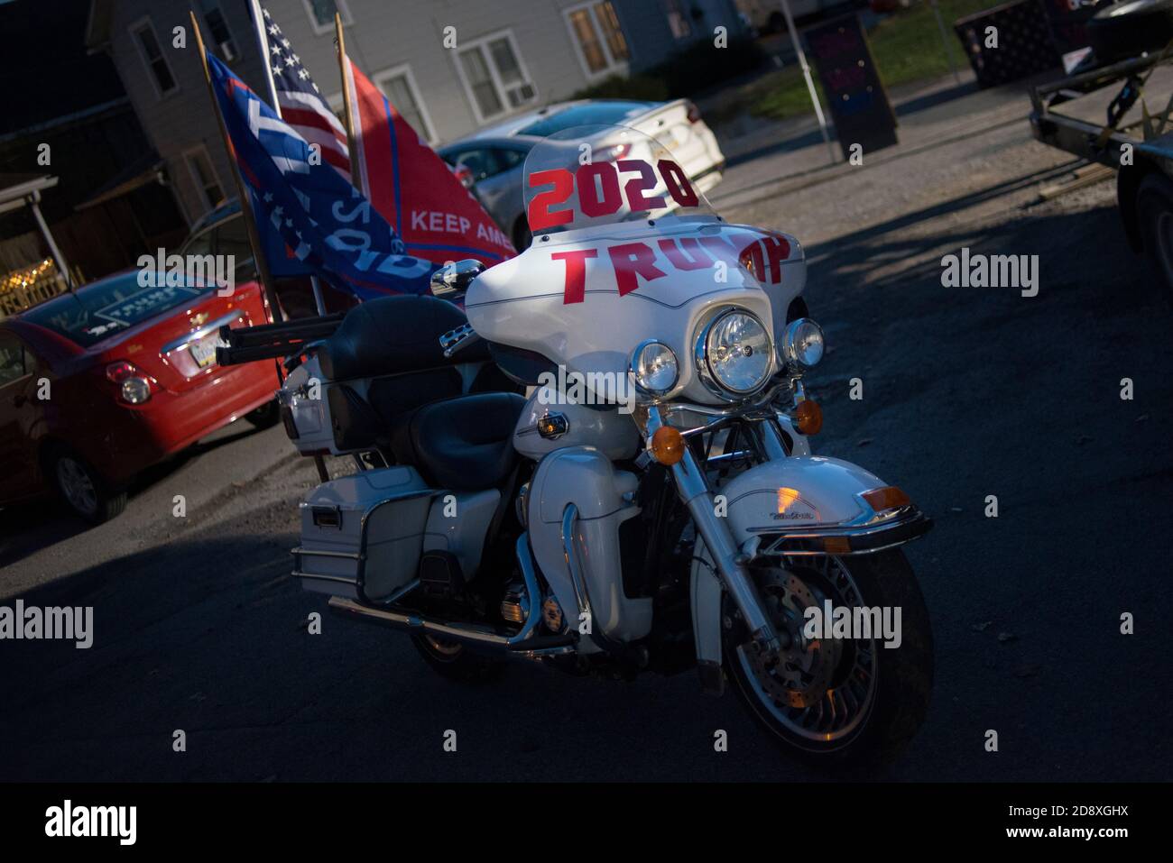 Motorcycle affiche fièrement les différents drapeaux de Trump 2020 jour de rallye du 45e président, à Montoursville dans le comté de Lycoming PA. 31 octobre 2020. Banque D'Images