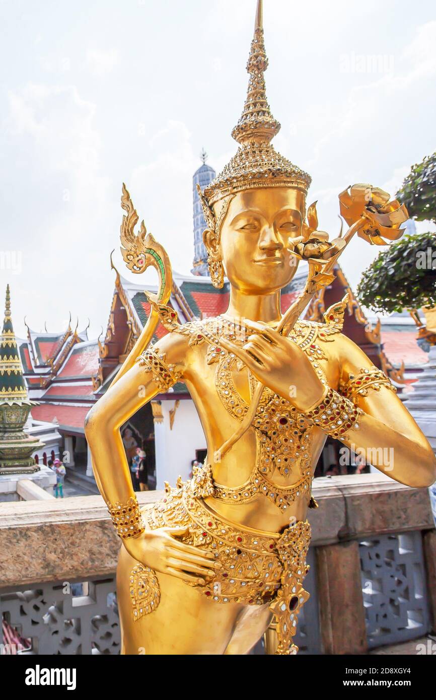 Élégante statue d'or de Kinnari au Grand Palais, Bangkok, Thaïlande, les personnages mythologiques sont les créatures bienveillant à moitié humaine, à demi-oiseau. Banque D'Images