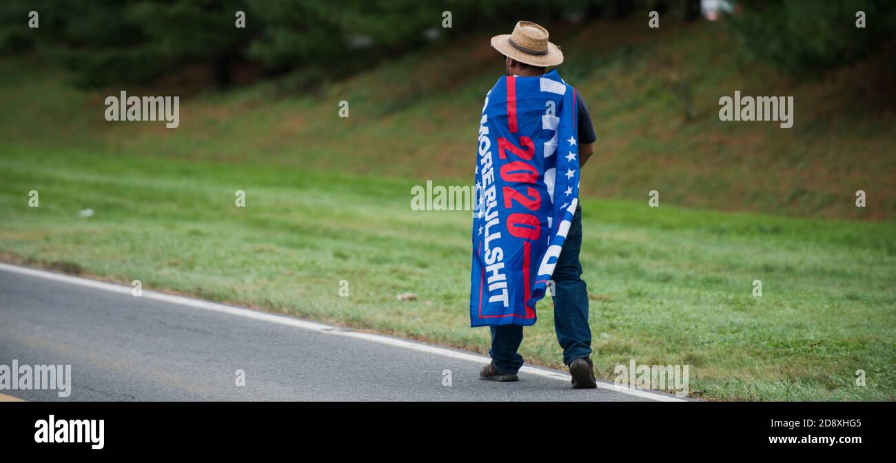 Reading, PA, États-Unis. 31 octobre 2020. Un partisan noir assiste au rassemblement de Trump à Reading, en Pennsylvanie, aux États-Unis. Yuriy Zahvoyskyy / Alamy Live News Banque D'Images