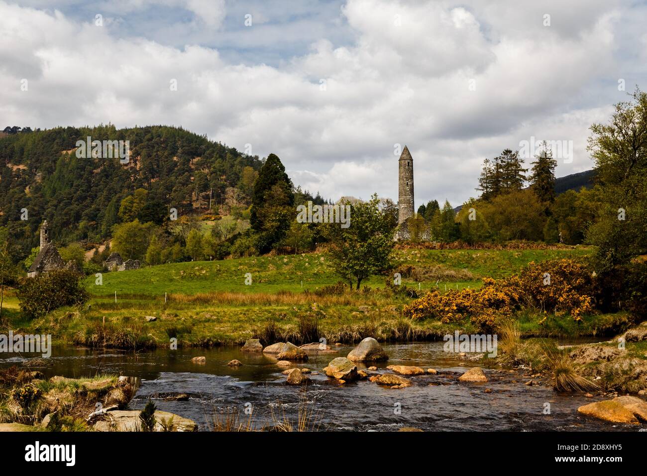 Vue sur la rivière à Glendalough monastique, Wicklow, Irlande. Banque D'Images