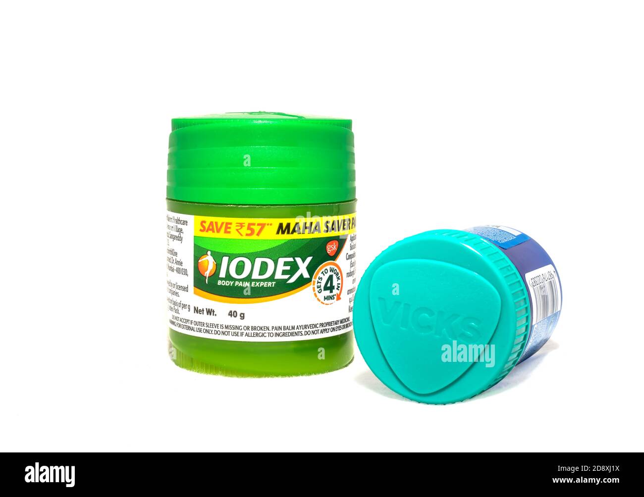 Baume de douleur polyvalent Iodex avec pommade Vicks VapoRub un arrière-plan isolé Banque D'Images