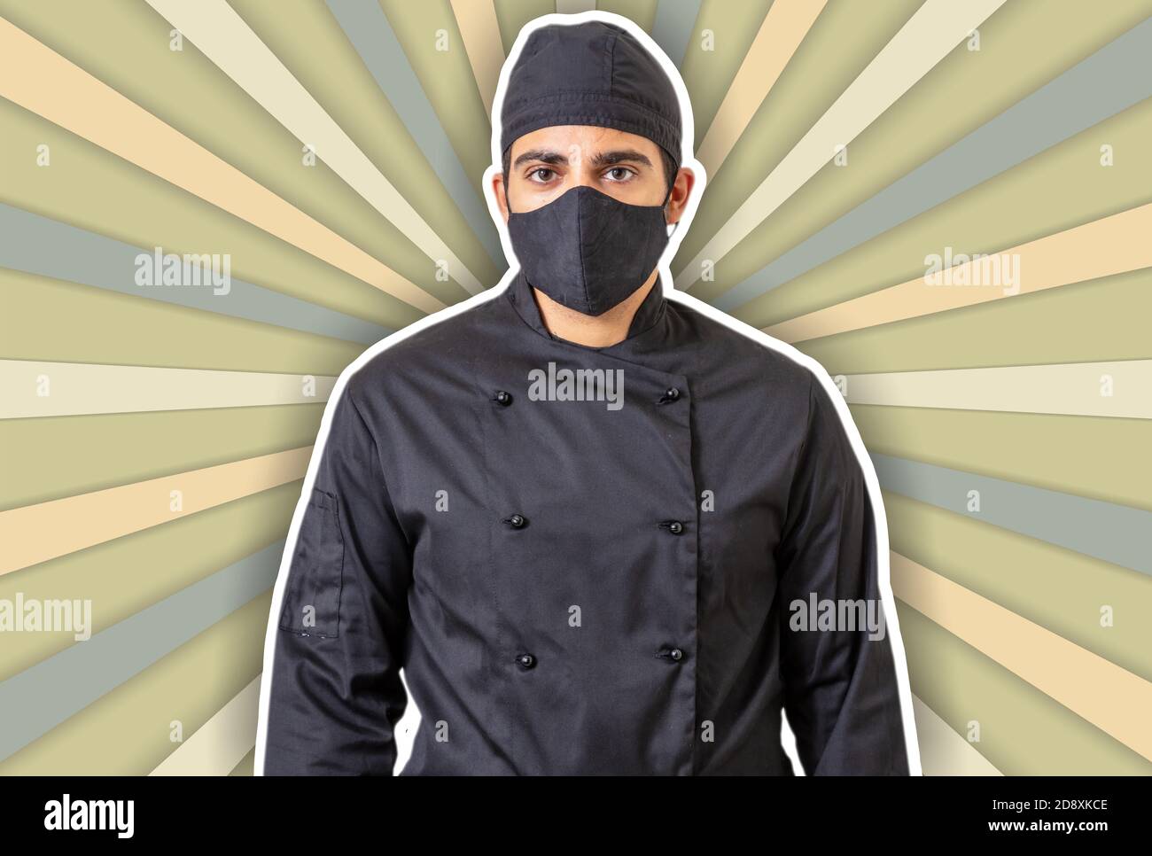 Chef à l'époque des coronavirus. Jeune cuisinier avec masque de protection du visage en tissu sur fond de cirque. COVID19 sécurité dans la cuisine restaurant préparation des aliments Banque D'Images