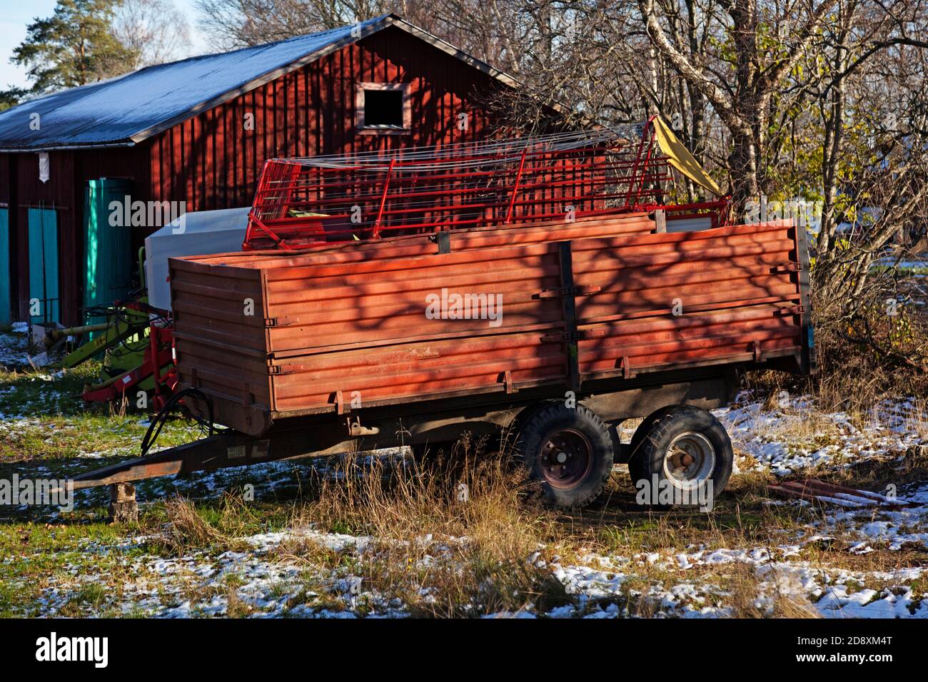 le wagon rouge utilisé dans l'agriculture peut être raccordé à un tracteur Banque D'Images