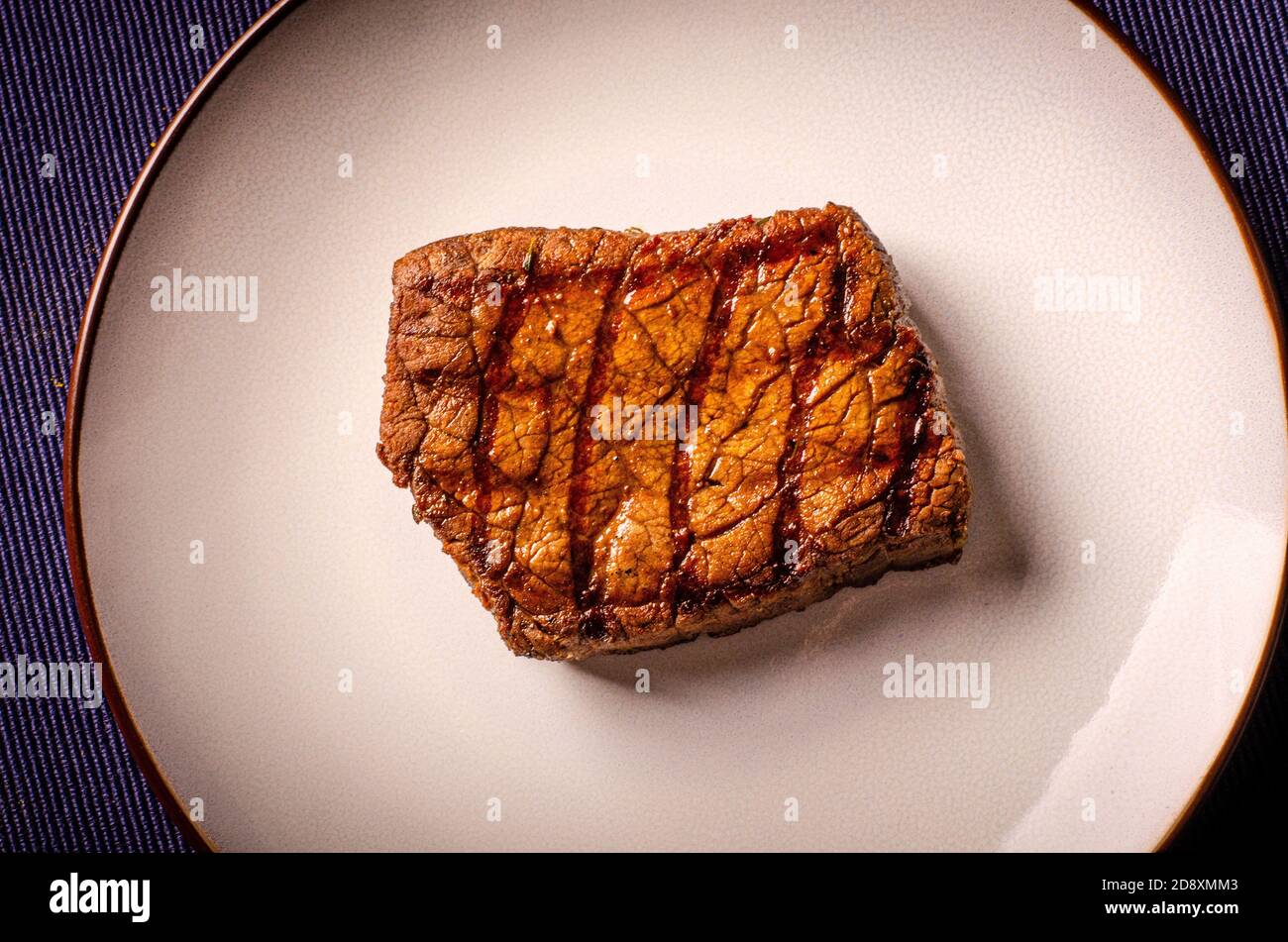 Steak grillé du barbecue avec des grillemarks Banque D'Images