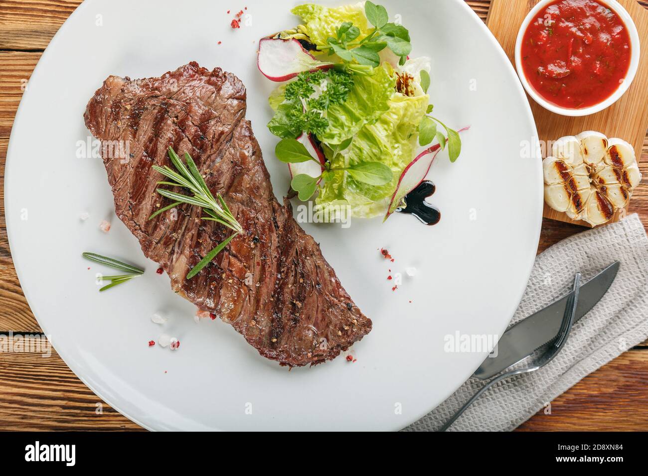 Un steak alternatif au barbecue est servi sur une assiette blanche Banque D'Images Un steak alternatif au barbecue est servi sur une assiette blanche Banque D'Images