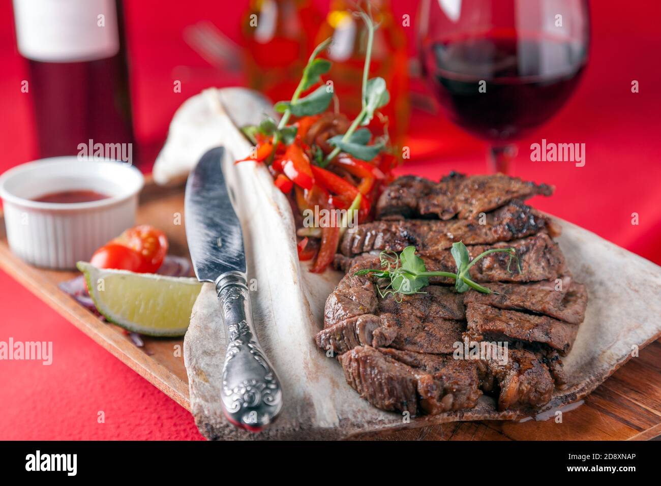 Le steak de bœuf repose sur l'os. Histoire sur fond rouge Banque D'Images
