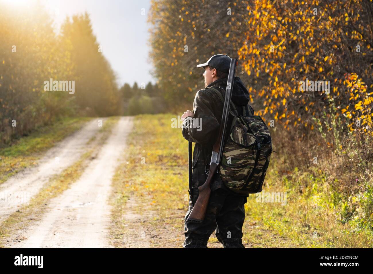 Hunter avec une arme à feu et un sac à dos dans le A. forêt Banque D'Images