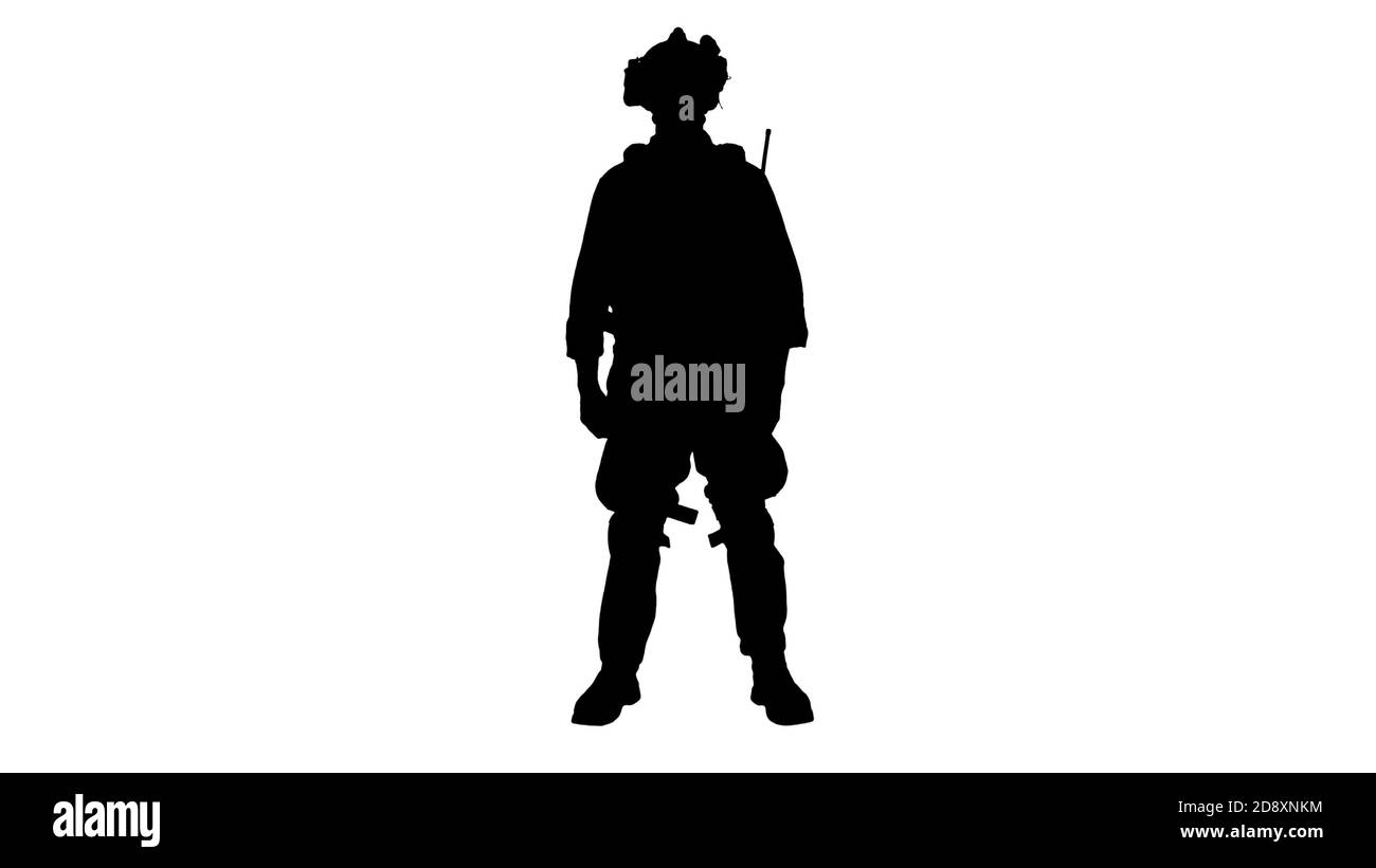 Prise de vue large. Vue avant. Soldat debout, à l'écoute et hochant la tête, Alpha Channel Professional tourné en résolution 4K. 048. Vous pouvez l'utiliser par exemple dans votre médicament Banque D'Images