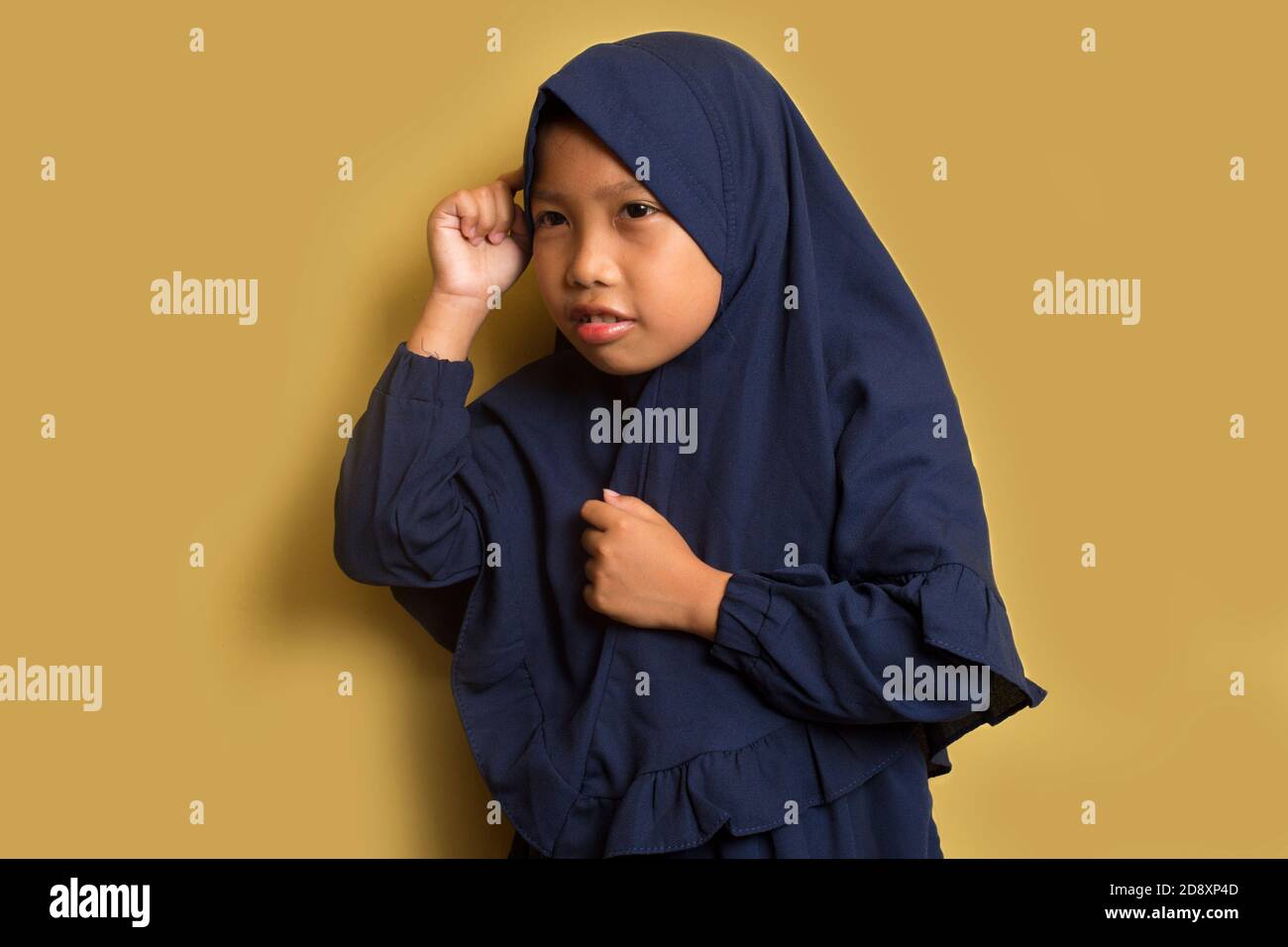Le portrait d'une petite fille asiatique musulmane hijab pense Banque D'Images
