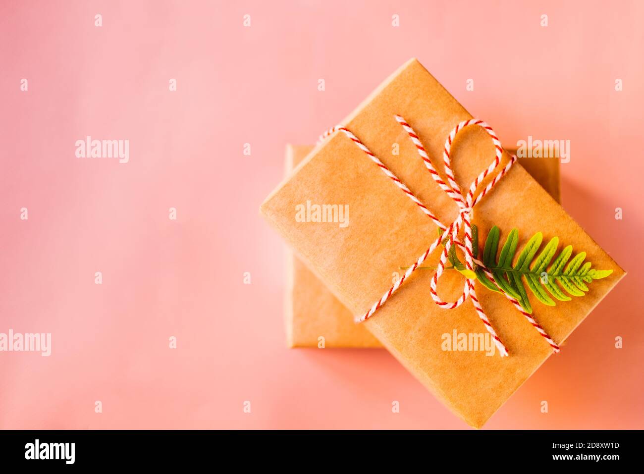 Cadeaux de Noël sur fond rose Banque D'Images