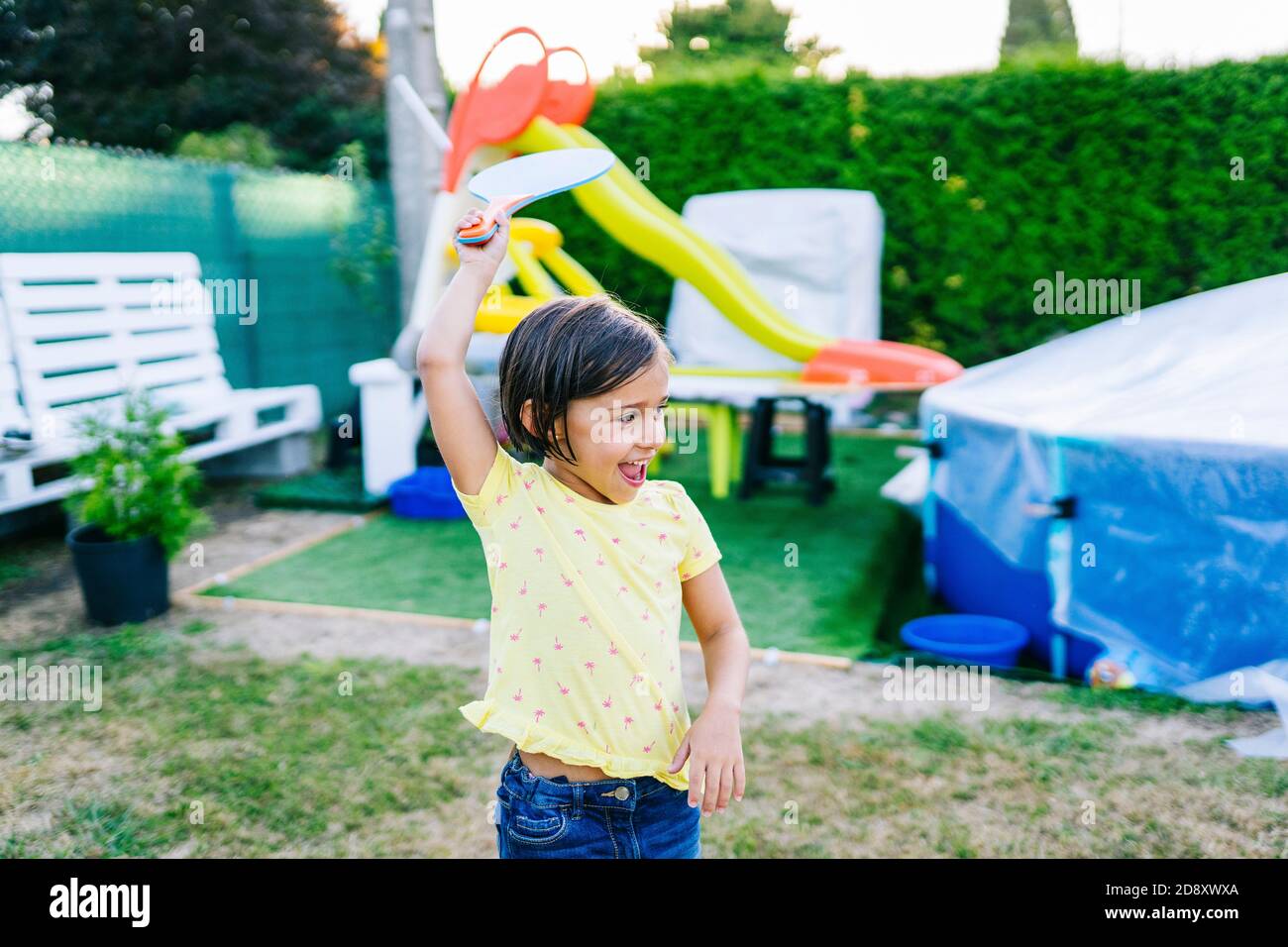 Une fille s'amuse dans un jardin Banque D'Images