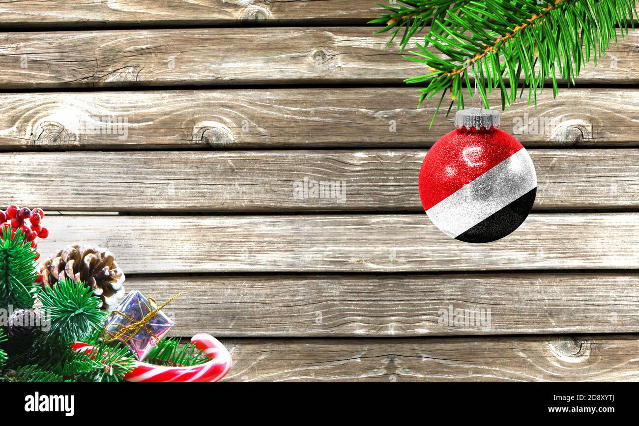 Concept du nouvel an et de Noël, sur fond de bois, branches d'arbres de Noël et jouet de Noël avec le drapeau de Sealand, Principauté de. Banque D'Images