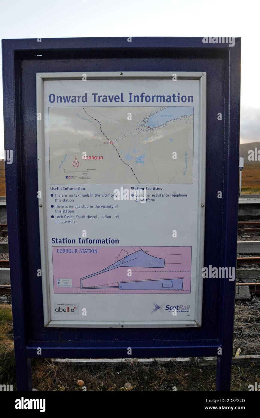 Continuez jusqu'au panneau indiquant les options limitées à Corrour, la plus haute gare ferroviaire de Grande-Bretagne, sur Rannoch Moor, West Highland Railway, Écosse Banque D'Images