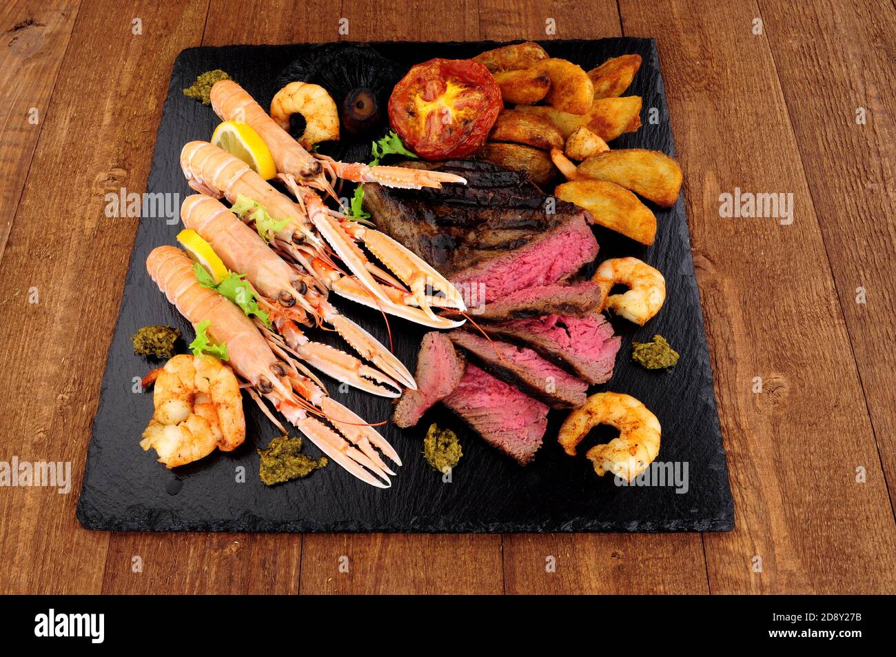 Repas de surf et de gazon avec steak de sirloin, langoustine et crevettes tigrées Banque D'Images