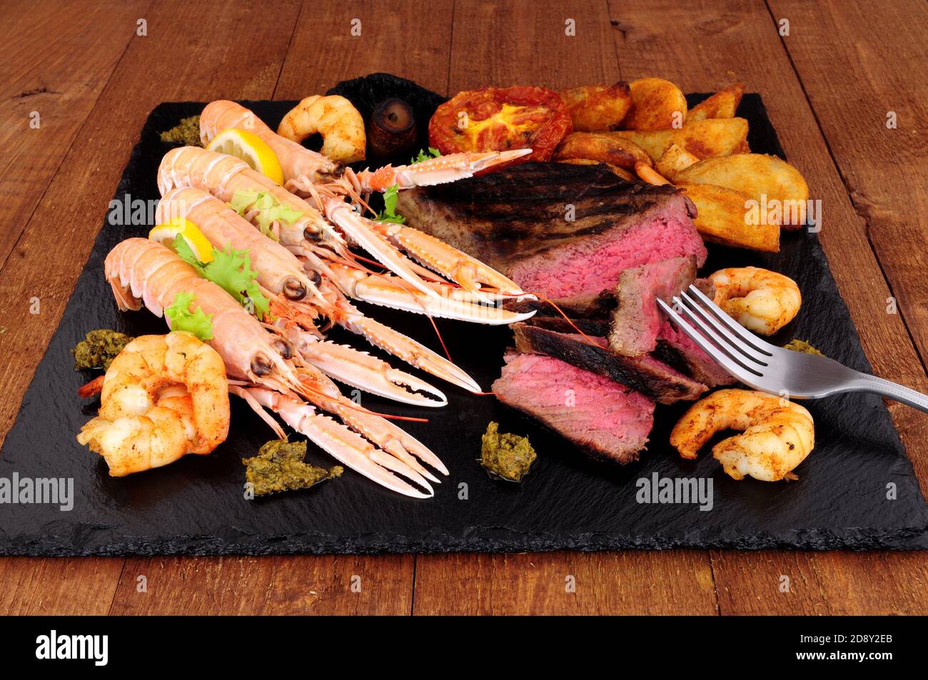 Repas de surf et de gazon avec steak de sirloin, langoustine et crevettes tigrées Banque D'Images